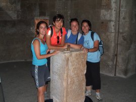 Foto di gruppo
all’interno della Basilica
di Santa Maria in Falleri a
Falerii Novi
(12440 bytes)